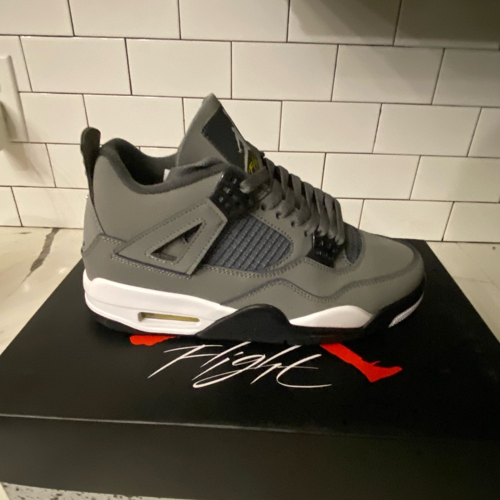 Mens Jordan Retro 4 Cool Gray Size 7.